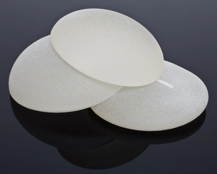 Prótesis lisas y nanotexturizadas