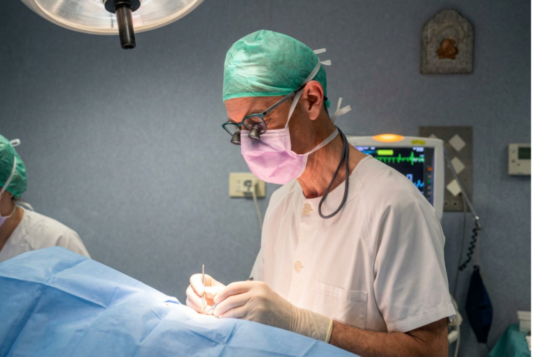 Quien es el mejor cirujano de blefaroplastia en Sevilla-Doctor Cervilla